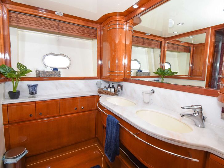 INDULGE II - Ferretti 90,king cabin bathroom