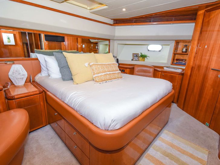 INDULGE II - Ferretti 90,queen cabin INDULGE II - Ferretti 90,queen cabin