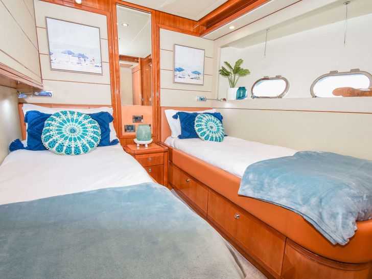 INDULGE II - Ferretti 90,pullman INDULGE II - Ferretti 90,pullman