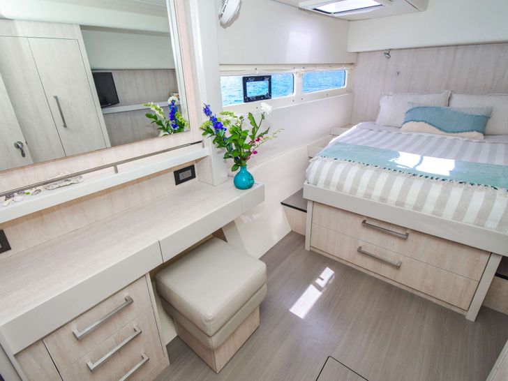 LEEWAY - queen cabin 1 LEEWAY - queen cabin 1