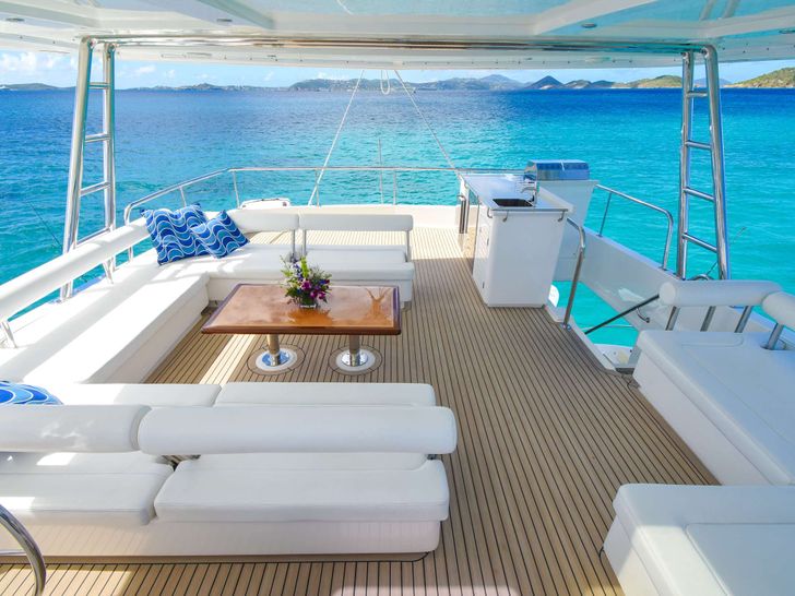 LEEWAY - Leopard 58,flybridge sitting area