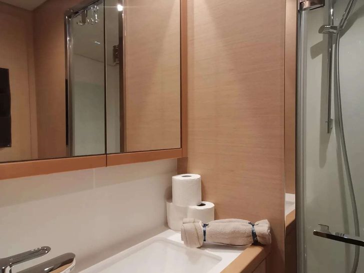 ISLAS CHAFARINAS - Lagoon 560,shower and vanity unit ISLAS CHAFARINAS - Lagoon 560,shower and vanity unit