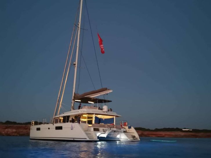 ISLAS CHAFARINAS - Lagoon 560,stern view at night with waterline