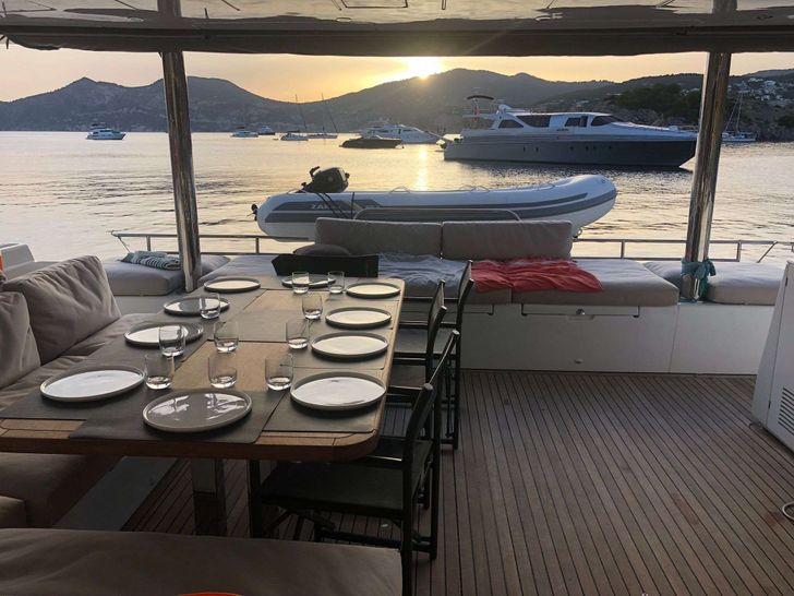 ISLAS CHAFARINAS - Lagoon 560,aft deck alfresco dining ISLAS CHAFARINAS - Lagoon 560,aft deck alfresco dining