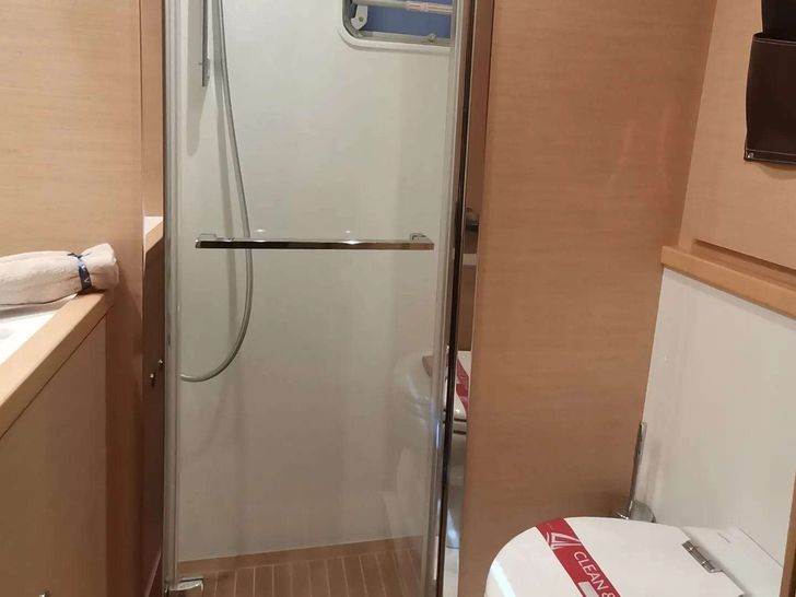 ISLAS SHAFARINAS - shower and toilet