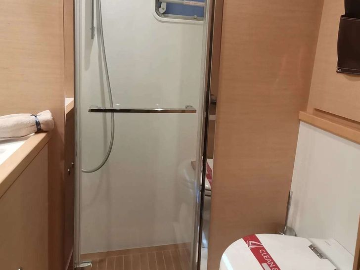 ISLAS CHAFARINAS - Lagoon 560,shower and toilet ISLAS CHAFARINAS - Lagoon 560,shower and toilet