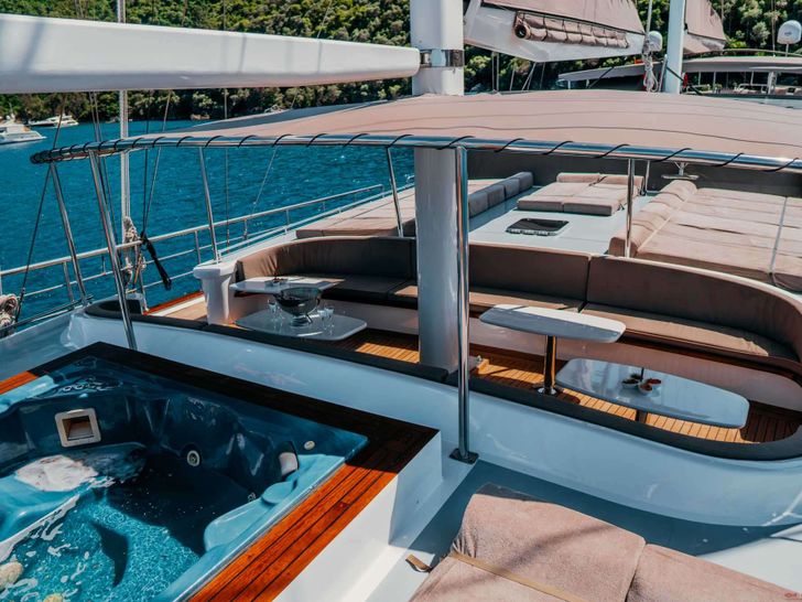 NEVRA QUEEN 40m Bodrum Shipyards Gulet Sunbathing area