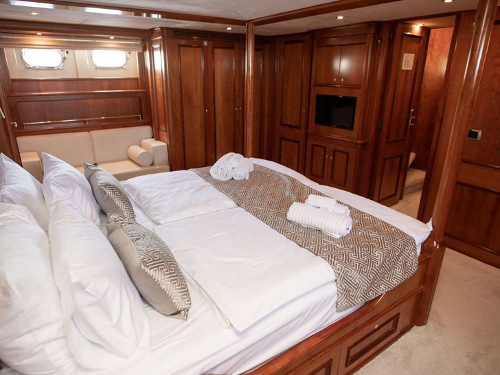 SEA BREEZE II - Mulder 27 m,master cabin bed SEA BREEZE II - Mulder 27 m,master cabin bed