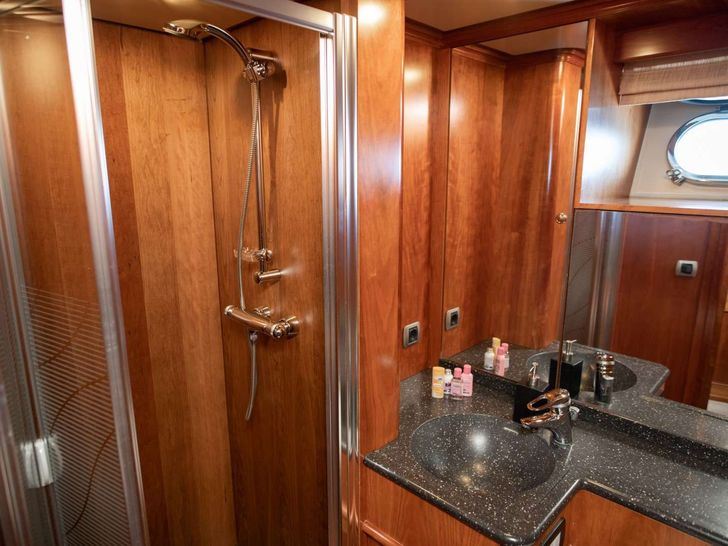 SEA BREEZE II - Mulder 27 m,cabin bathroom SEA BREEZE II - Mulder 27 m,cabin bathroom