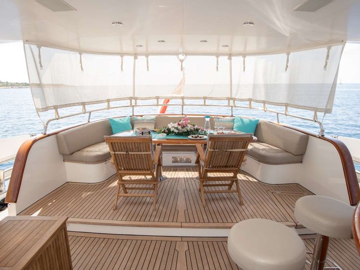 SEA BREEZE II - Mulder 27 m,aft alfresco dining area SEA BREEZE II - Mulder 27 m,aft alfresco dining area