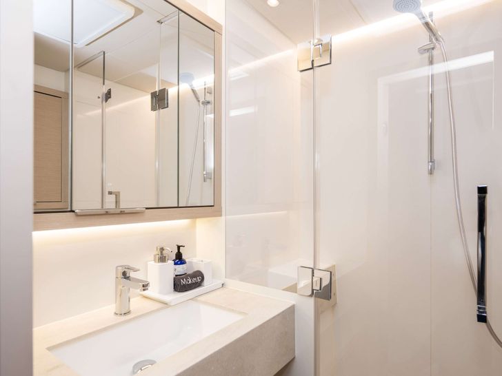 GULLWING Lagoon 55 - cabin bathroom GULLWING Lagoon 55 - cabin bathroom