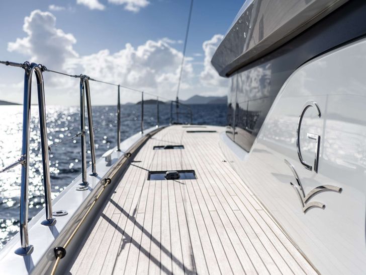 GULLWING Lagoon 55 - side walkway GULLWING Lagoon 55 - side walkway