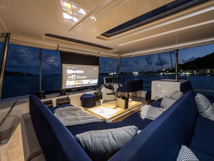 GULLWING Lagoon 55 - flybridge cinema set up GULLWING Lagoon 55 - flybridge cinema set up