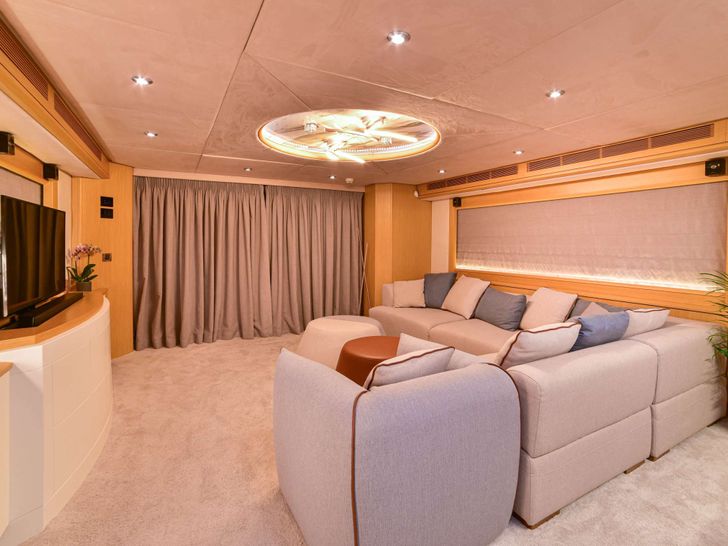 STELA 117 - Royal Denship 85,saloon seating area with TV STELA 117 - Royal Denship 85,saloon seating area with TV