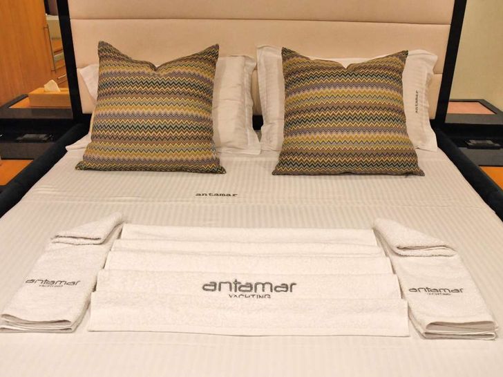 ANTAMAR II Riva Dolcevita 70 - VIP cabin bed ANTAMAR II Riva Dolcevita 70 - VIP cabin bed