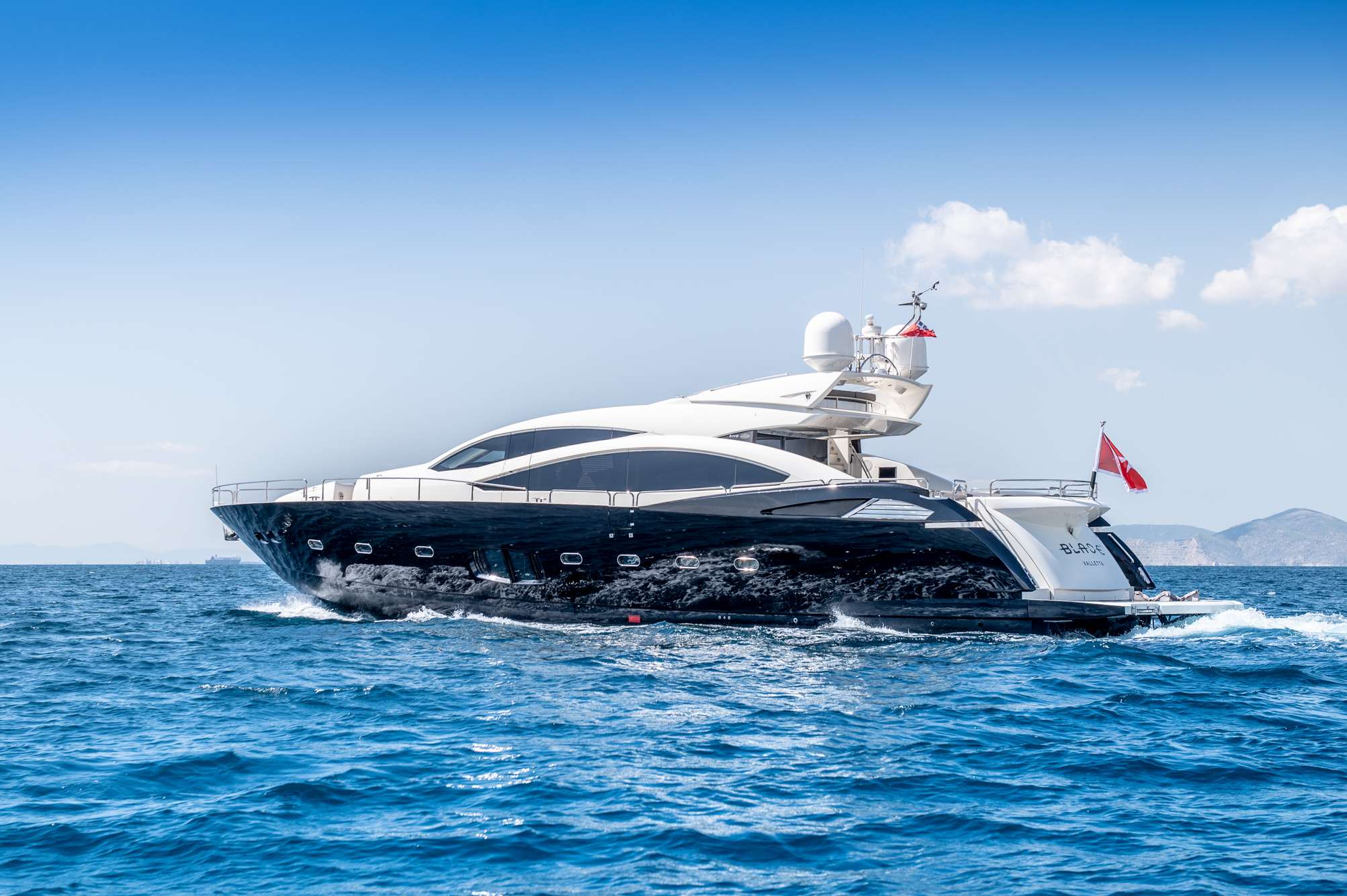 BLADE 6 Sunseeker Predator 92 - profile