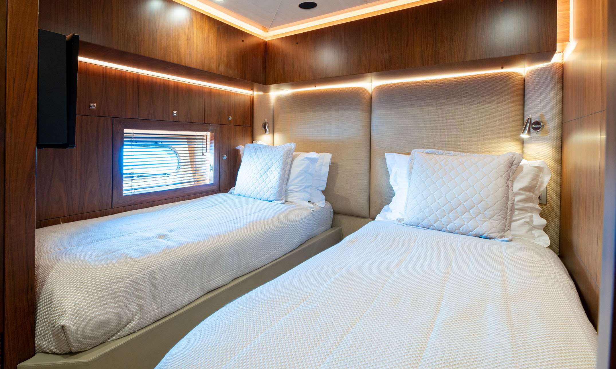 BLADE 6 Sunseeker Predator 92 - twin cabin 2