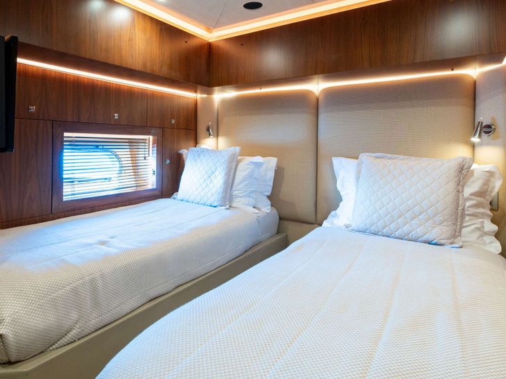 BLADE 6 Sunseeker Predator 92 - twin cabin 2 BLADE 6 Sunseeker Predator 92 - twin cabin 2