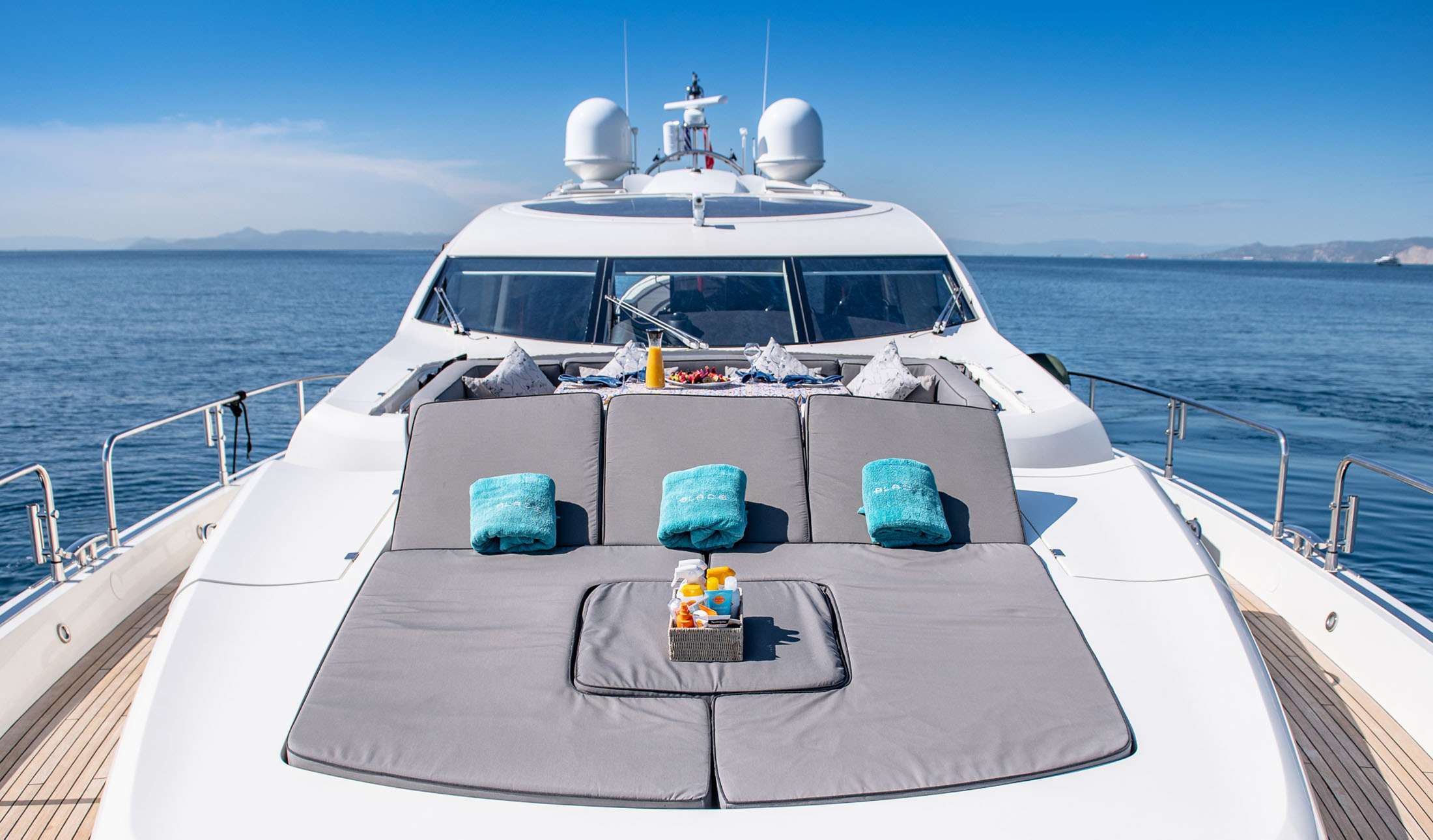 BLADE 6 Sunseeker Predator 92 - foredeck