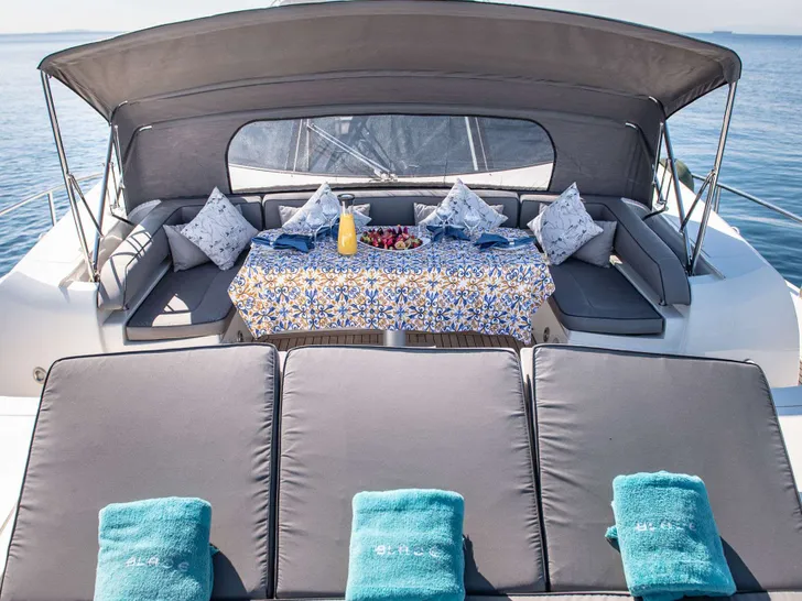 BLADE 6 Sunseeker Predator 92 - foredeck lounge with a bimini BLADE 6 Sunseeker Predator 92 - foredeck lounge with a bimini