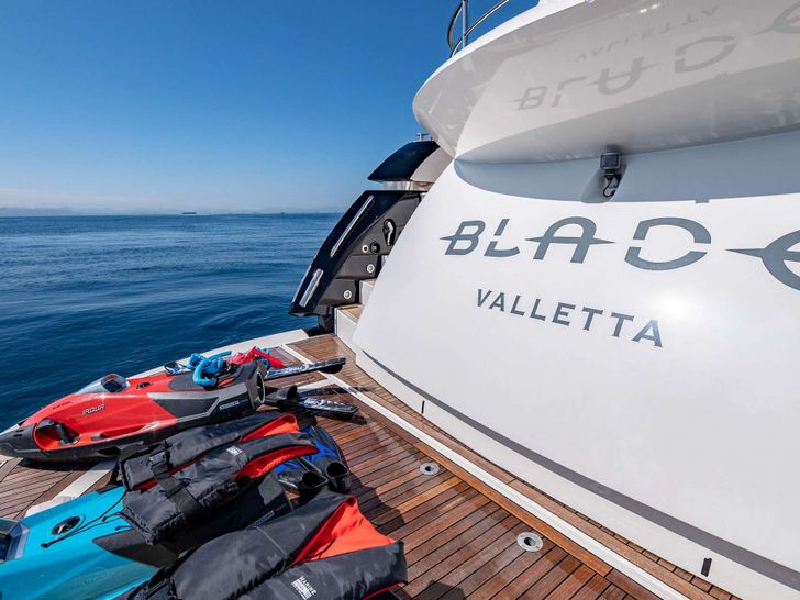 BLADE 6 Sunseeker Predator 92 - swim platform BLADE 6 Sunseeker Predator 92 - swim platform