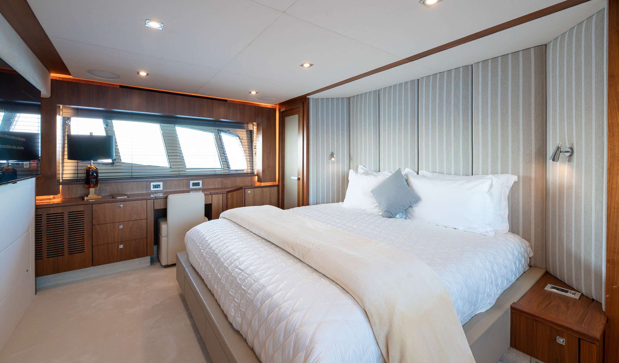 BLADE 6 Sunseeker Predator 92 - master cabin