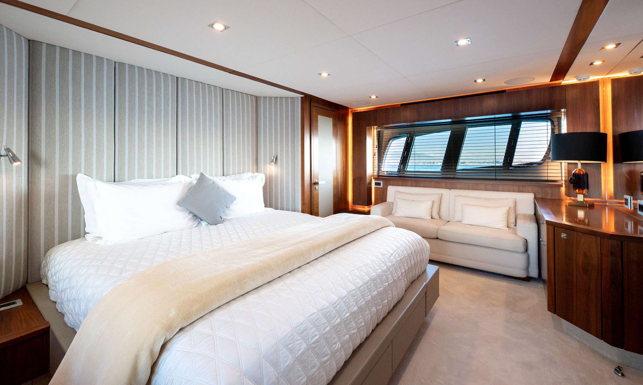 BLADE 6 Sunseeker Predator 92 - master cabin bathroom