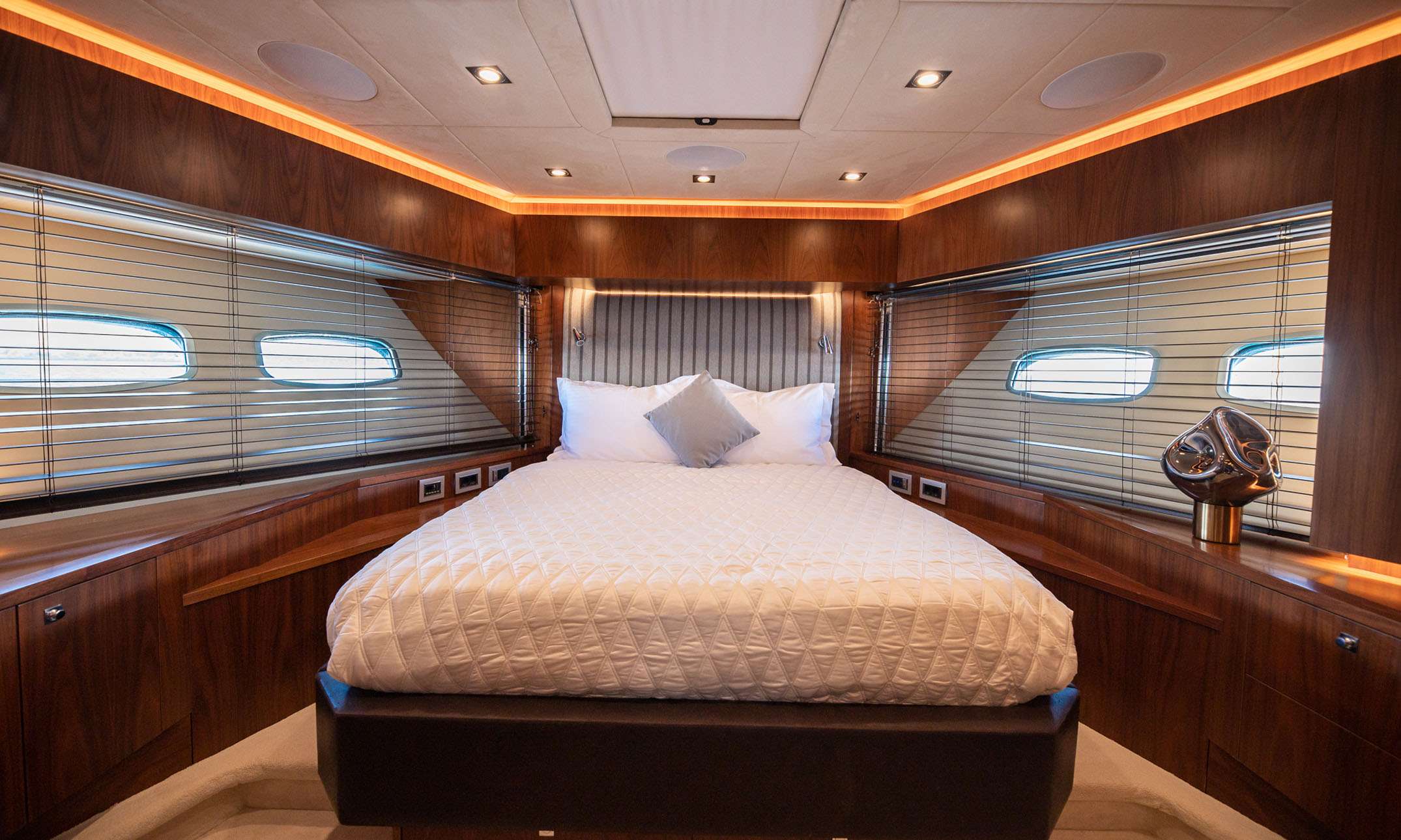 BLADE 6 Sunseeker Predator 92 - VIP cabin