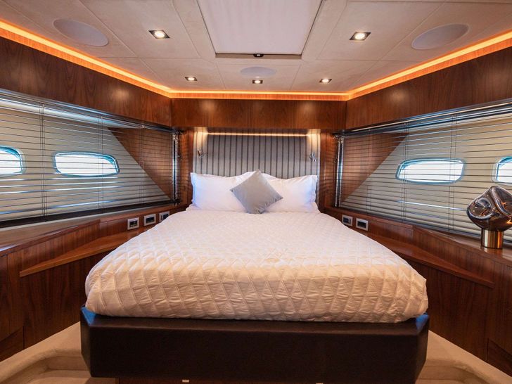 BLADE 6 Sunseeker Predator 92 - VIP cabin BLADE 6 Sunseeker Predator 92 - VIP cabin