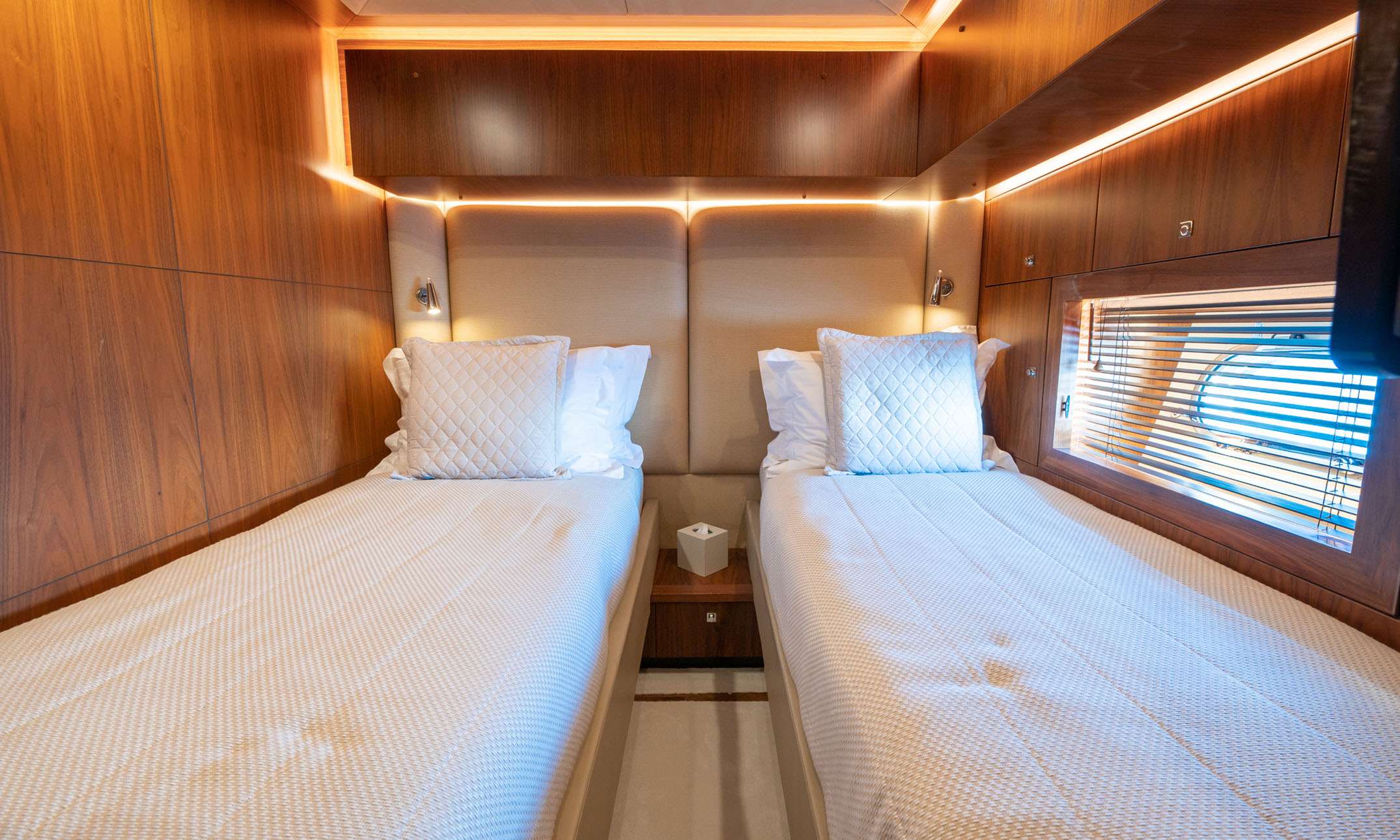 BLADE 6 Sunseeker Predator 92 - twin cabin 1