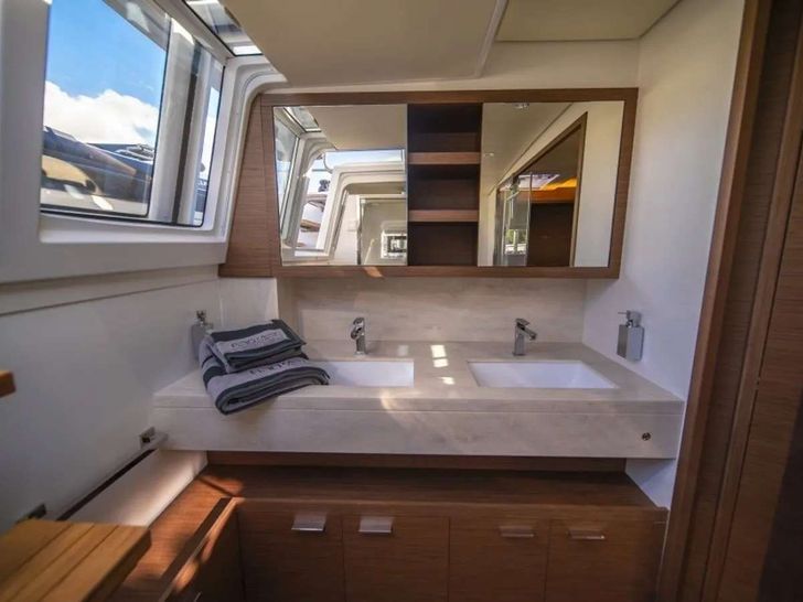 SERENITY Lagoon 630 - Cabin 1 Bathroom SERENITY Lagoon 630 - Cabin 1 Bathroom