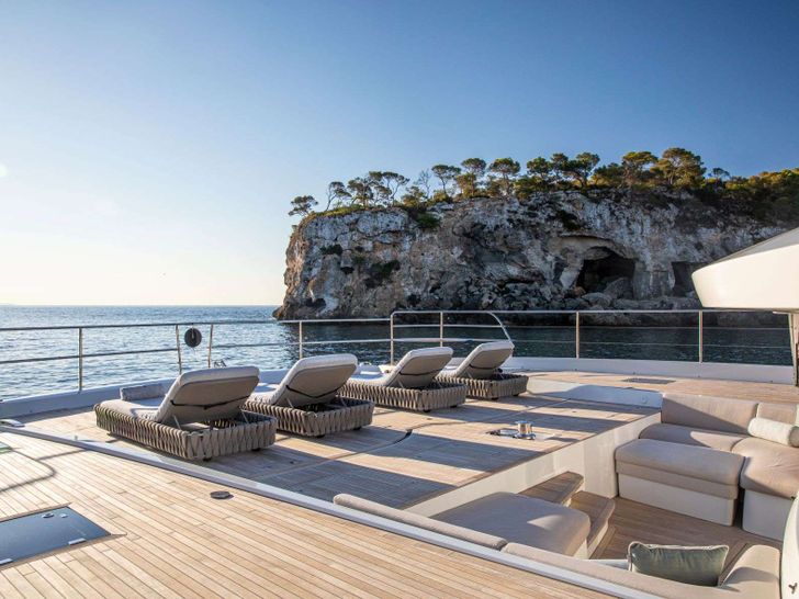 SASTA Lagoon Seventy 8 - foredeck lounge and sun beds SASTA Lagoon Seventy 8 - foredeck lounge and sun beds