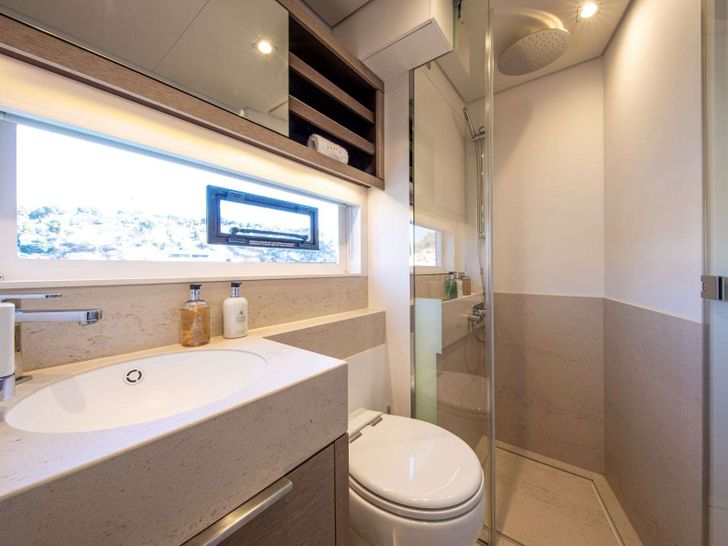 SASTA Lagoon Seventy 8 Bathroom