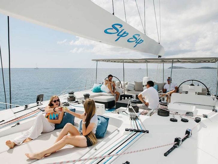 SIP SIP - Expansive flybridge and daybeds SIP SIP - Expansive flybridge and daybeds