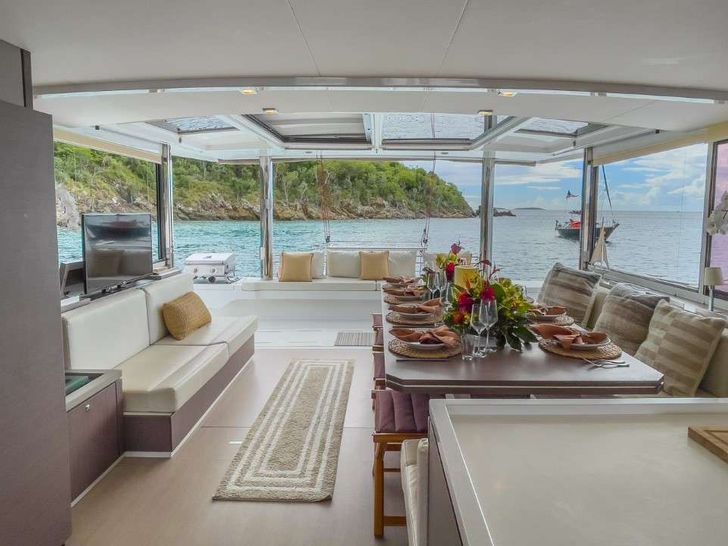 NAUTI DOGS - Open Plan Living