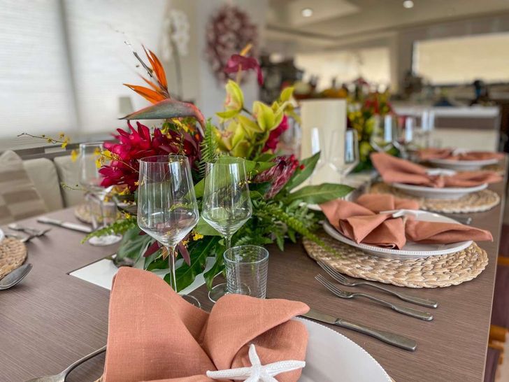 NAUTI DOGS 5.4 Bali 5.4 - dining set up NAUTI DOGS 5.4 Bali 5.4 - dining set up