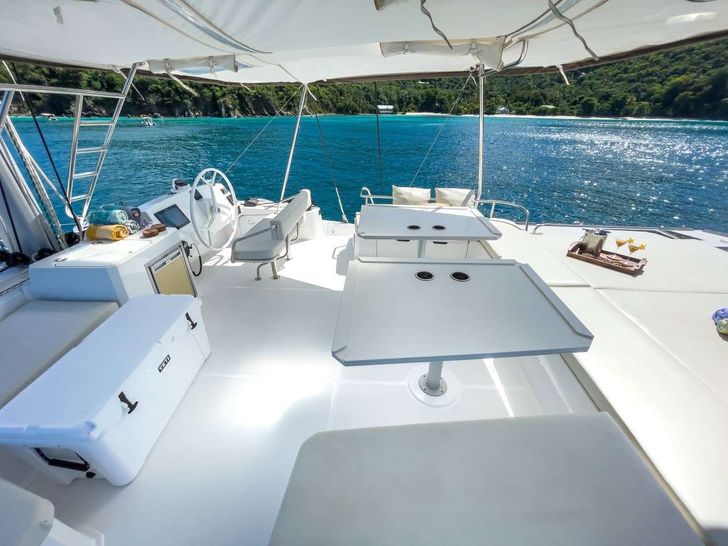 NAUTI DOGS - Flybridge NAUTI DOGS - Flybridge
