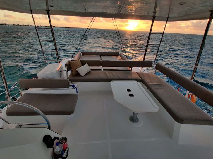 BELLA 4.8 - Flybridge BELLA 4.8 - Flybridge