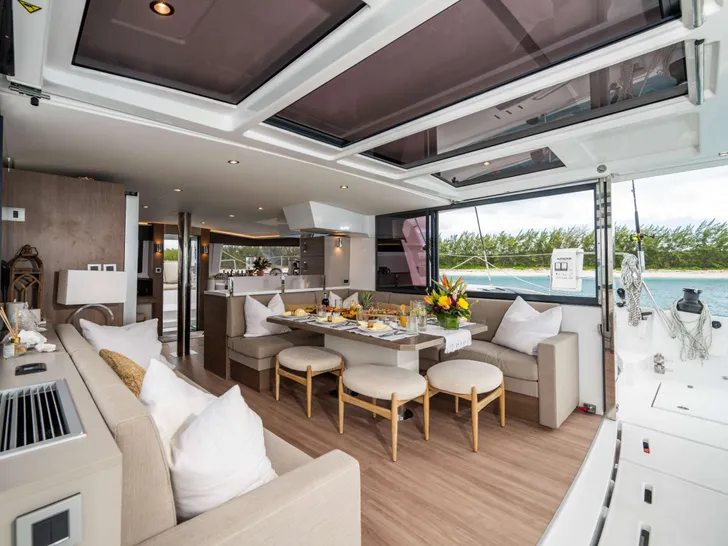 HARMONY Bali 4.8 - saloon and dining area HARMONY Bali 4.8 - saloon and dining area