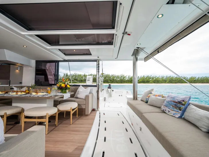 HARMONY Bali 4.8 - aft seating HARMONY Bali 4.8 - aft seating
