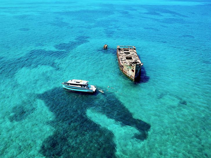 GO N HOT - Dutch Craft 56,aerial shot with a shipwreck