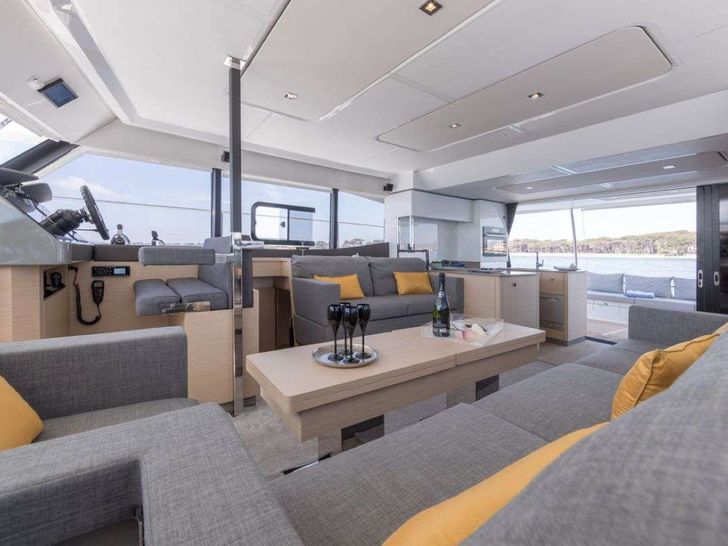 UMBRELLA VICTORIA - Fountaine Pajot 44 ft,saloon UMBRELLA VICTORIA - Fountaine Pajot 44 ft,saloon