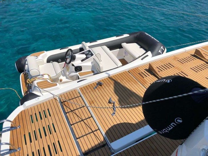 UMBRELLA VICTORIA - Fountaine Pajot 44 ft,dinghy by the stern UMBRELLA VICTORIA - Fountaine Pajot 44 ft,dinghy by the stern