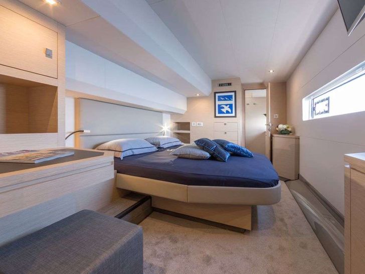 UMBRELLA VICTORIA - Fountaine Pajot 44 ft,master cabin UMBRELLA VICTORIA - Fountaine Pajot 44 ft,master cabin