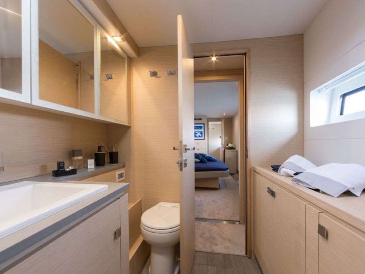UMBRELLA VICTORIA - Fountaine Pajot 44 ft,master cabin's toilet and sink UMBRELLA VICTORIA - Fountaine Pajot 44 ft,master cabin's toilet and sink