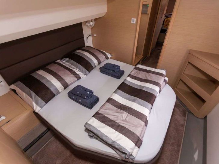 UMBRELLA VICTORIA - Fountaine Pajot 44 ft,cabin 2