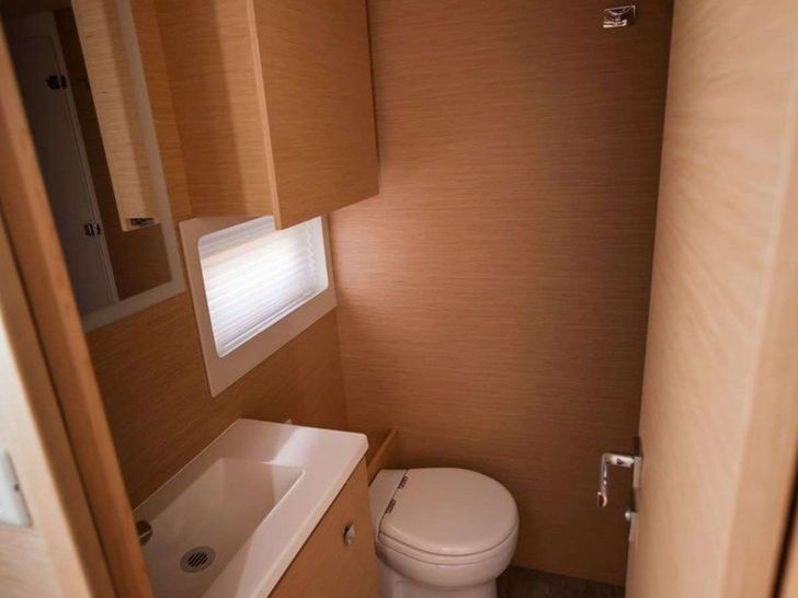 UMBRELLA VICTORIA - Fountaine Pajot 44 ft,cabin 2 toilet and sink UMBRELLA VICTORIA - Fountaine Pajot 44 ft,cabin 2 toilet and sink