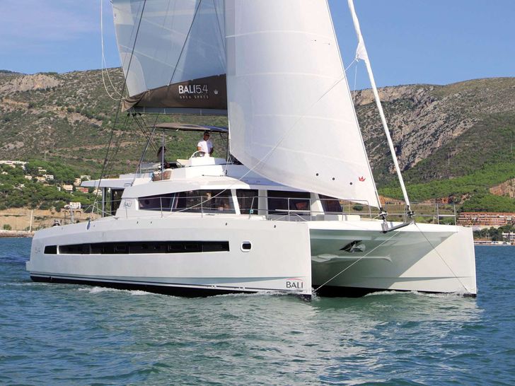 MIM OCEAN ONE - bow view with waterline