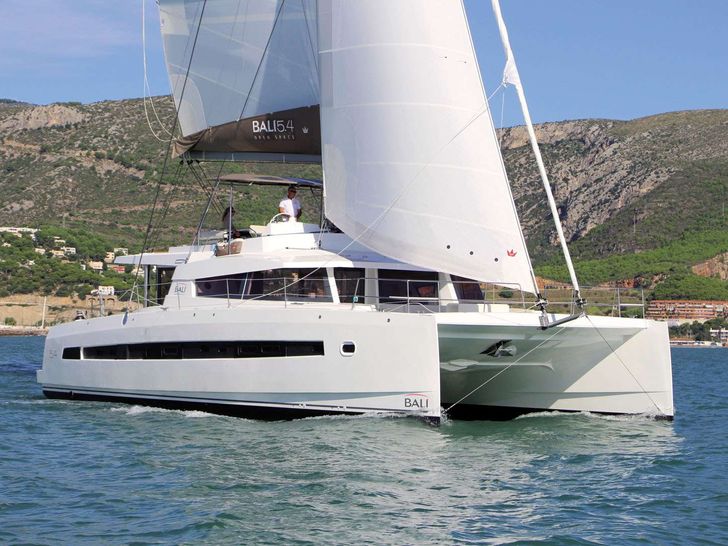 MIM OCEAN ONE - bow view with waterline MIM OCEAN ONE - bow view with waterline