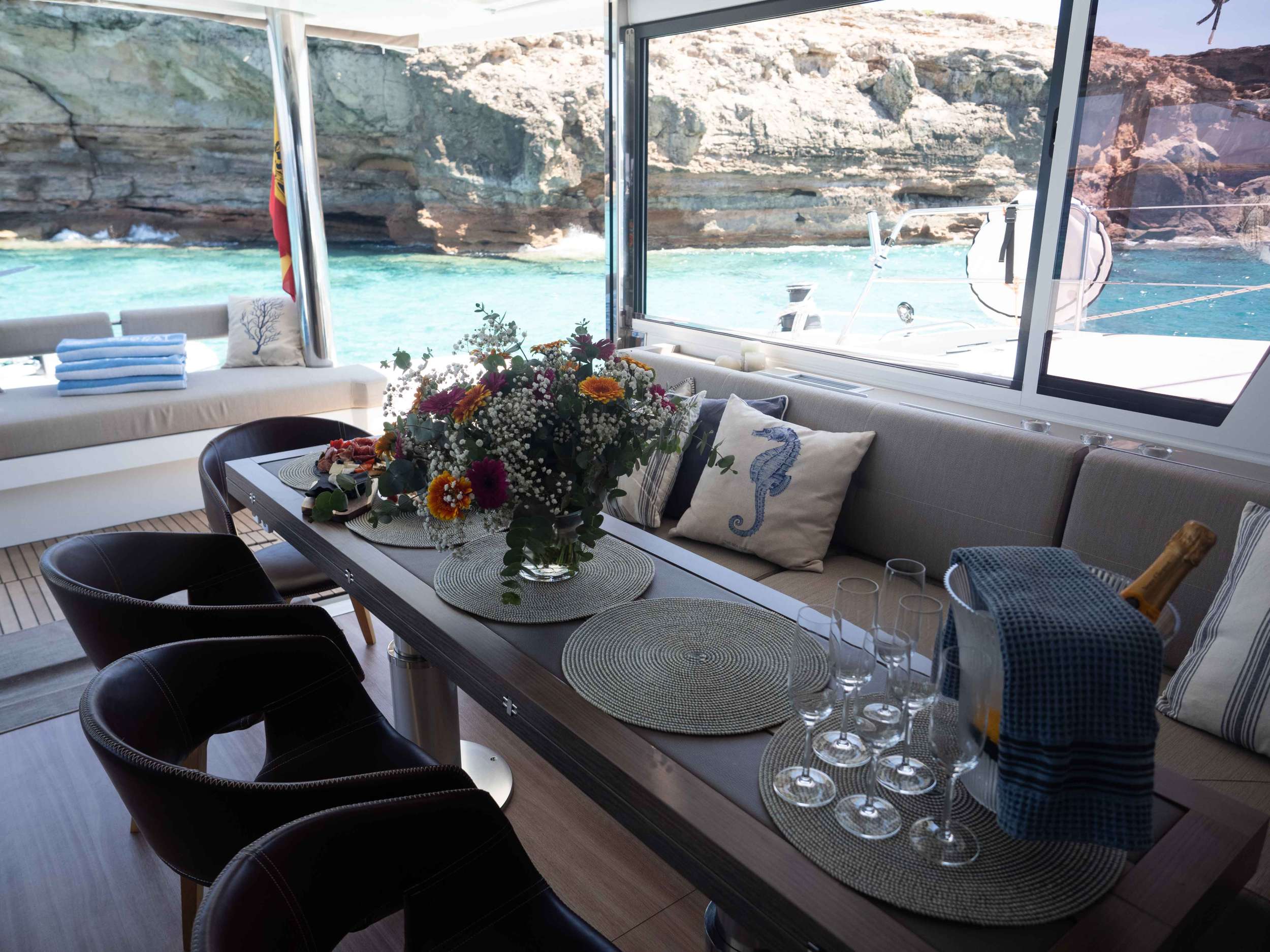 MIM OCEAN 1 Bali 5.4 - saloon dining area